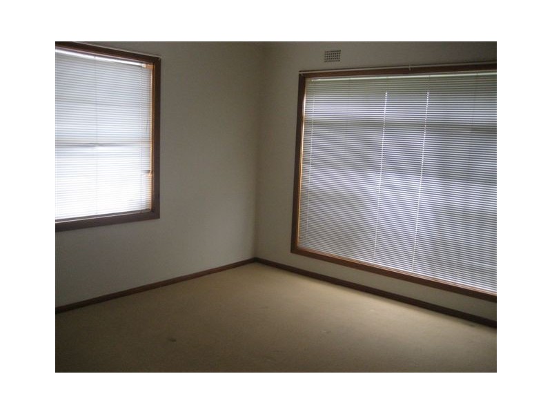 243 Flagstaff Road, Lake Heights NSW 2502