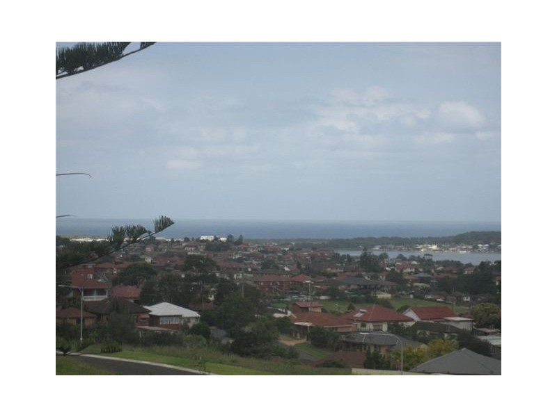243 Flagstaff Road, Lake Heights NSW 2502