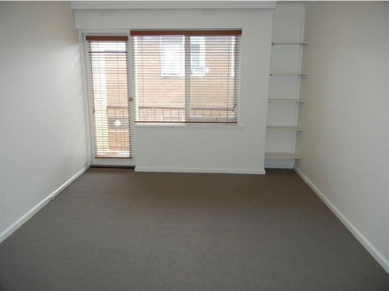 11/24 Loch Street, St Kilda West VIC 3182