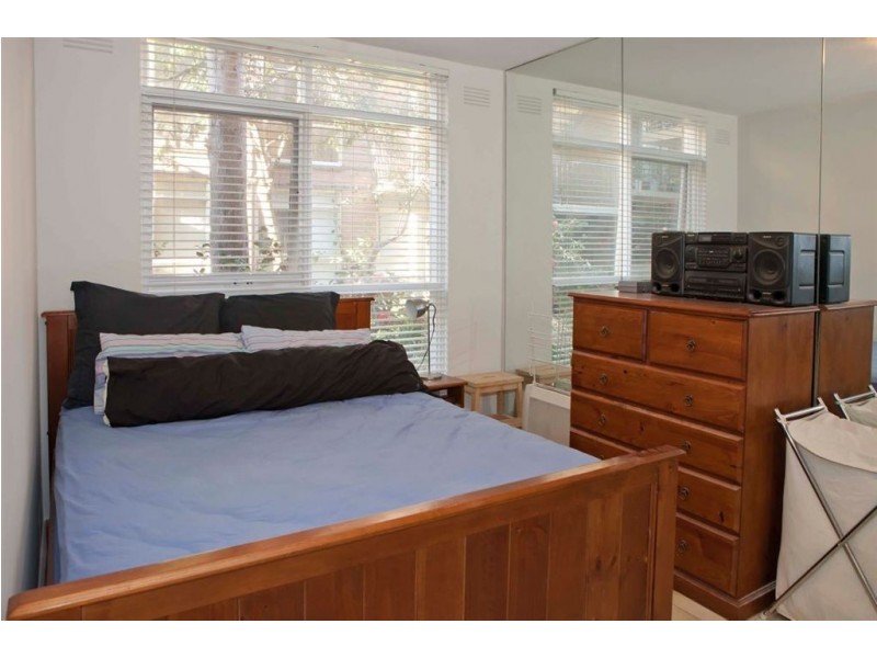 2/23 Robe Street, St Kilda VIC 3182