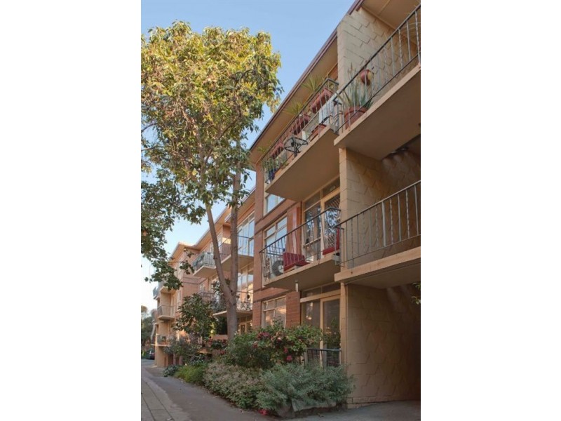 2/23 Robe Street, St Kilda VIC 3182