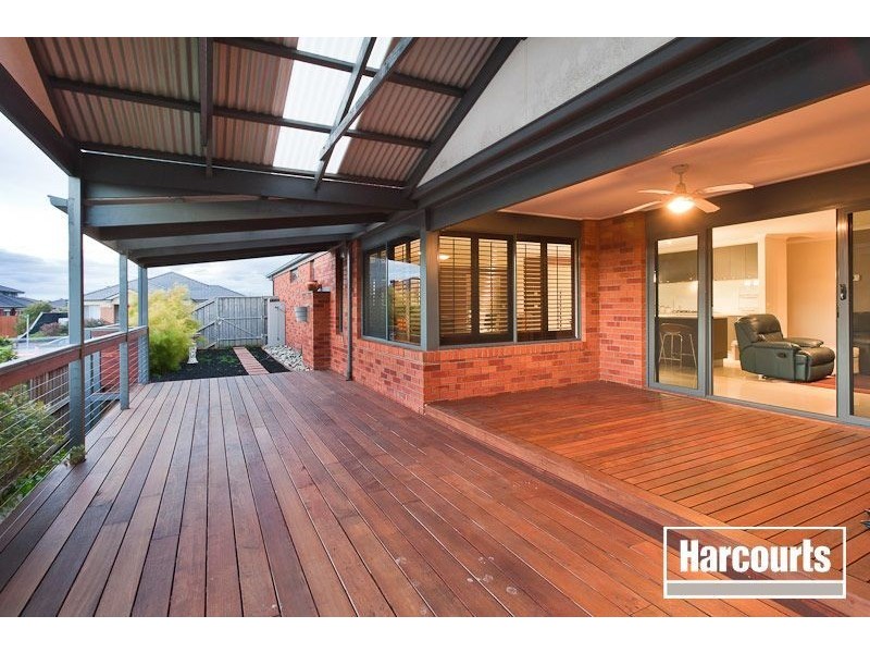 33 Sussex Avenue, Cranbourne North VIC 3977