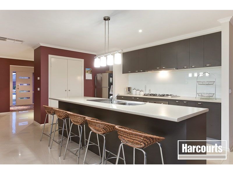 33 Sussex Avenue, Cranbourne North VIC 3977