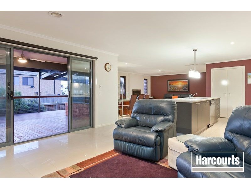 33 Sussex Avenue, Cranbourne North VIC 3977