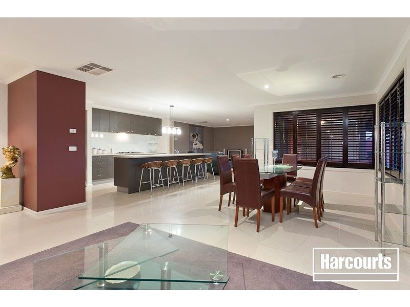 33 Sussex Avenue, Cranbourne North VIC 3977