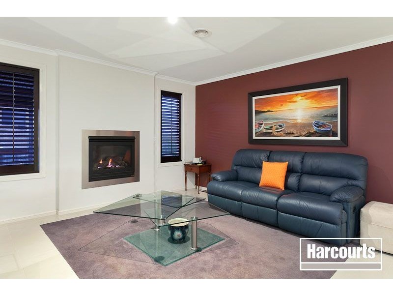 33 Sussex Avenue, Cranbourne North VIC 3977