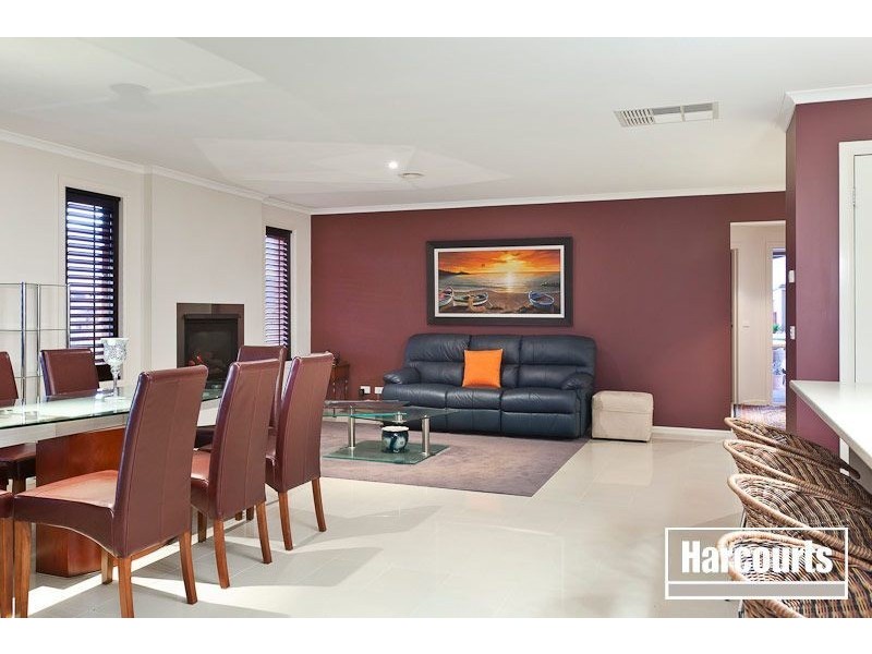 33 Sussex Avenue, Cranbourne North VIC 3977