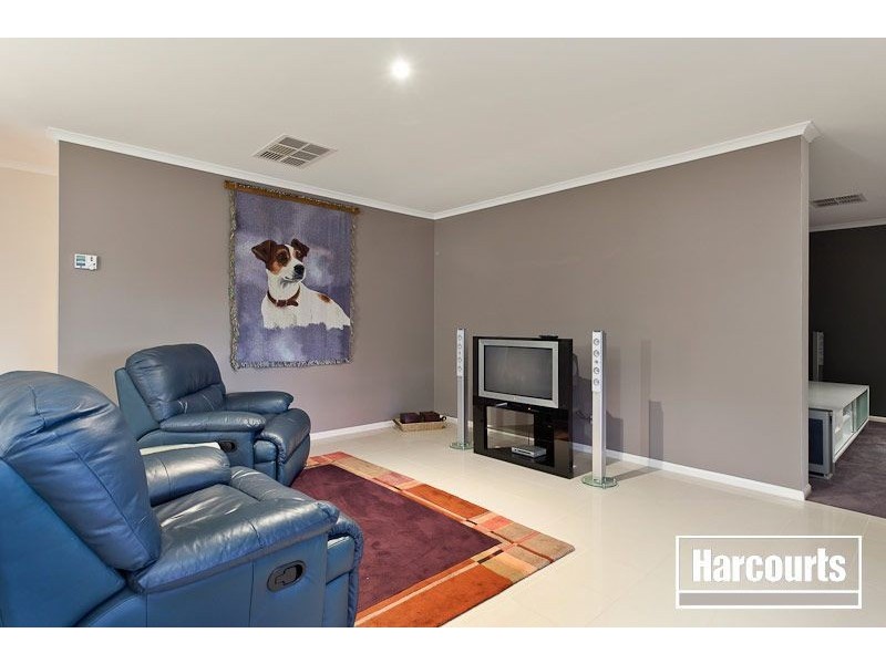 33 Sussex Avenue, Cranbourne North VIC 3977