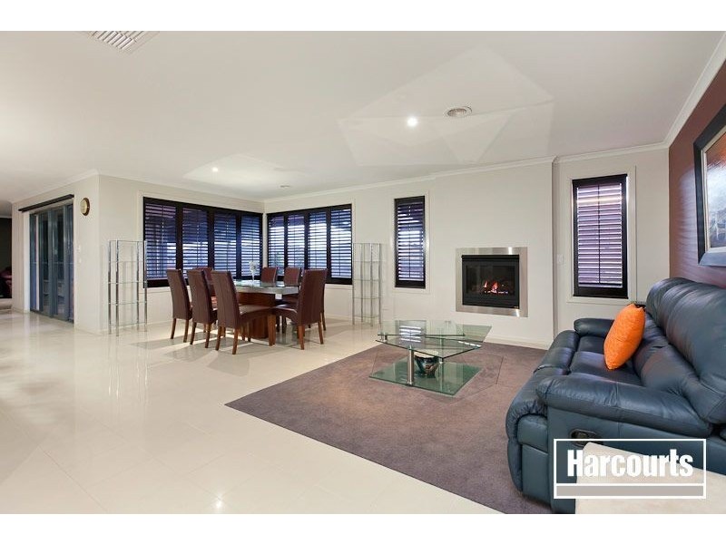 33 Sussex Avenue, Cranbourne North VIC 3977