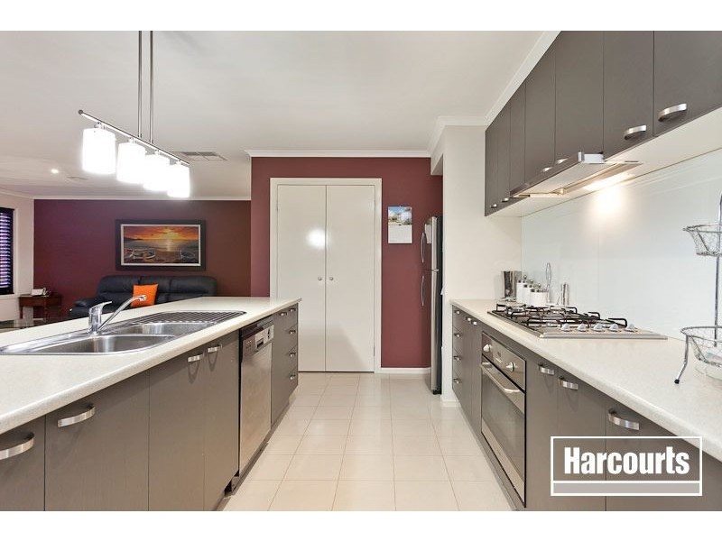 33 Sussex Avenue, Cranbourne North VIC 3977