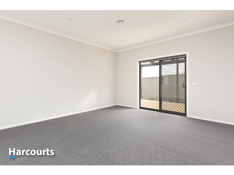33 Waterloo Crescent, Cranbourne East VIC 3977