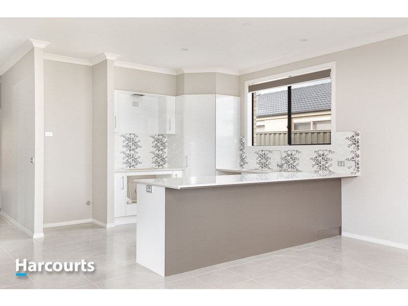 33 Waterloo Crescent, Cranbourne East VIC 3977