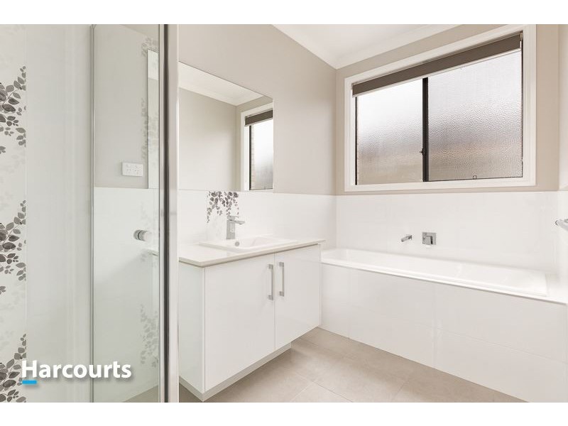 33 Waterloo Crescent, Cranbourne East VIC 3977