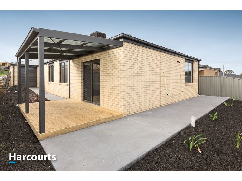 33 Waterloo Crescent, Cranbourne East VIC 3977