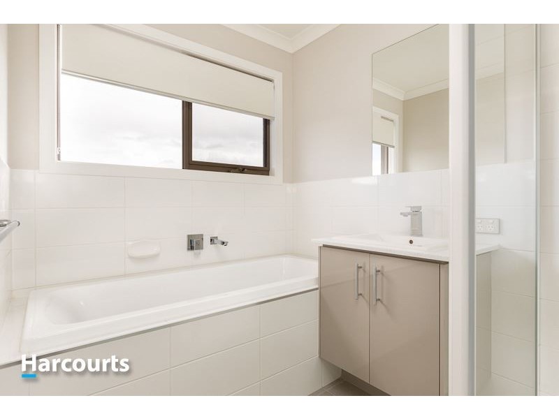 31 Waterloo Road, Cranbourne East VIC 3977