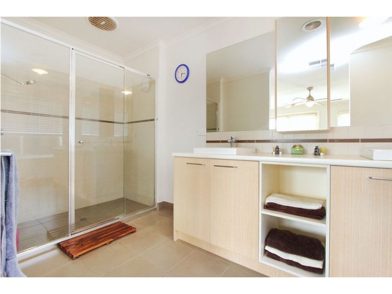 15 Greenside Crescent, Keysborough VIC 3173