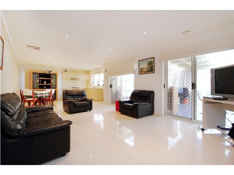 15 Greenside Crescent, Keysborough VIC 3173