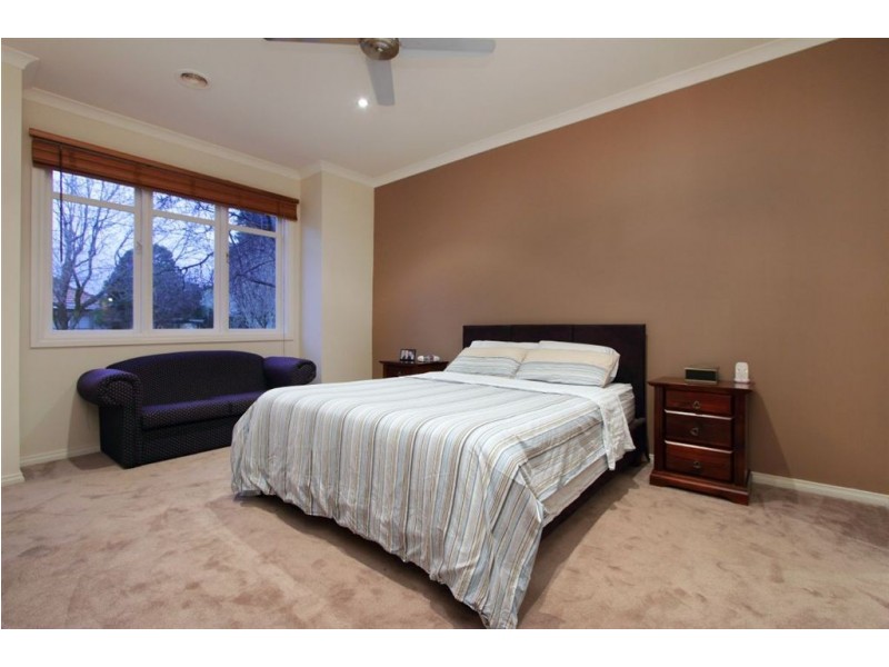 8 Swinden Avenue, Cheltenham VIC 3192