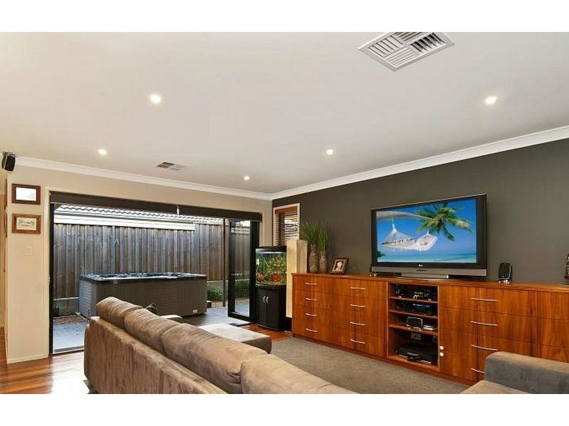 8 Watford Drive, Stanhope Gardens NSW 2768