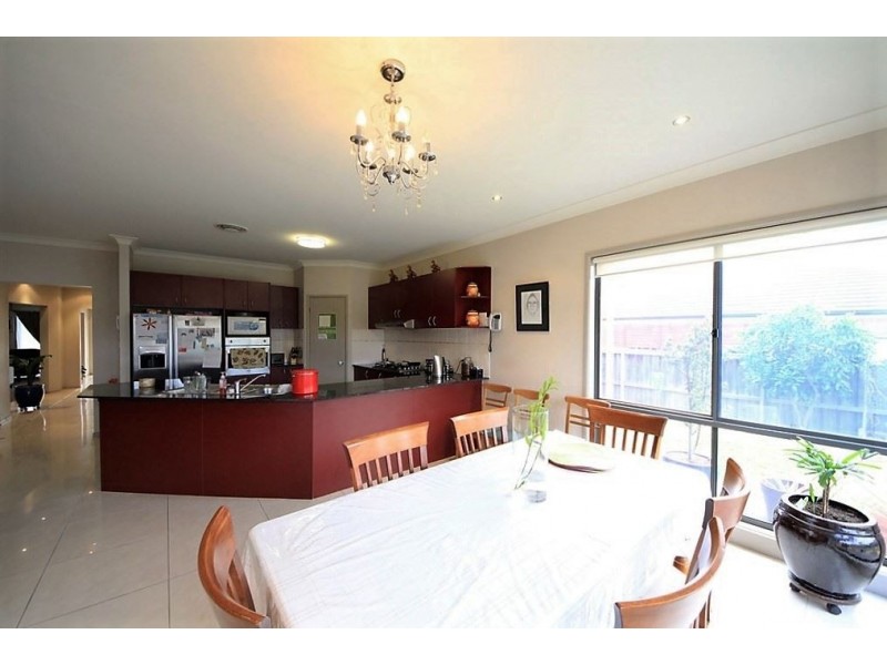 27 Rebellion Cct, Beaumont Hills NSW 2155