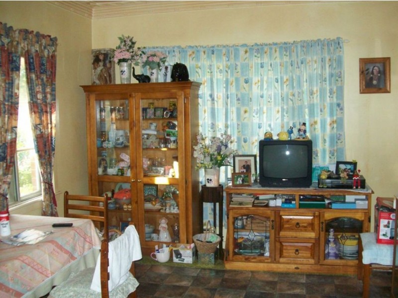 27 Thompson Avenue, Mount Morgan QLD 4714