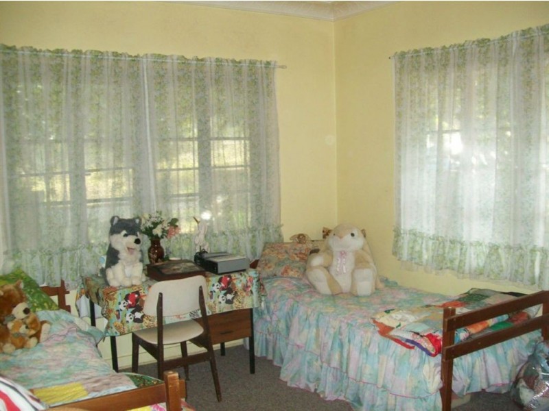 27 Thompson Avenue, Mount Morgan QLD 4714