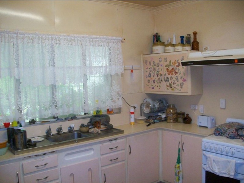 27 Thompson Avenue, Mount Morgan QLD 4714