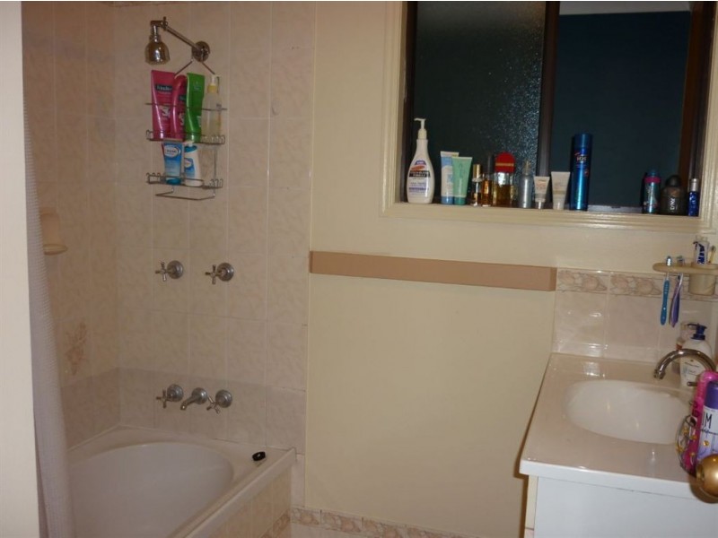 64 DONOVAN  CR, Gracemere QLD 4702