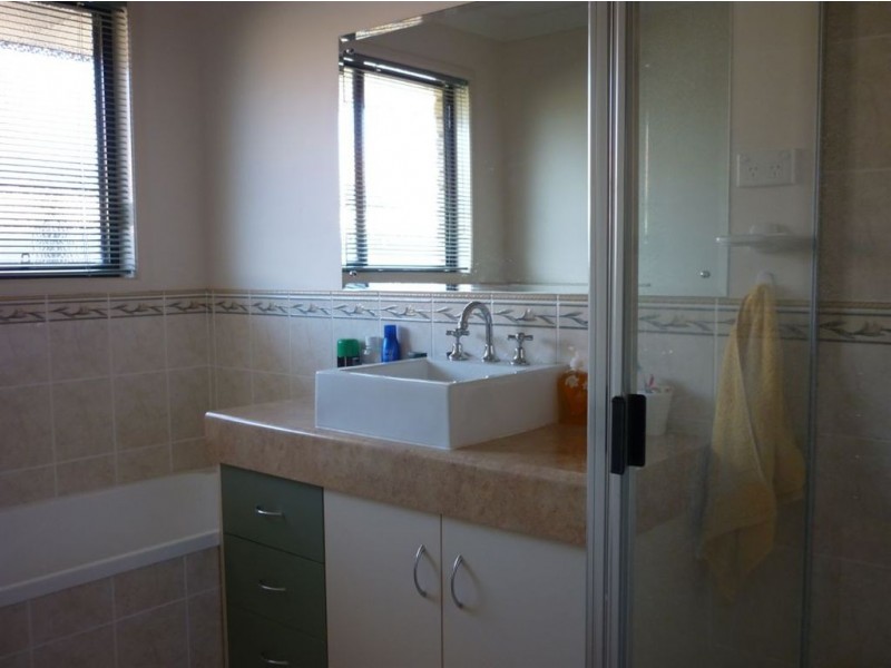 4 GILMORE CT, Gracemere QLD 4702