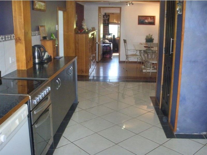 94 Hopkins Rd, Stanwell QLD 4702