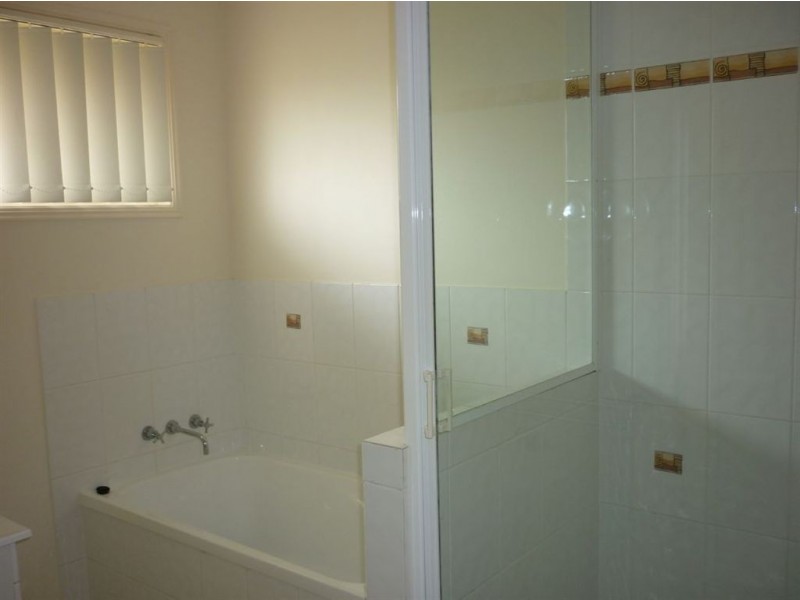 8 Seonaid Place, Gracemere QLD 4702