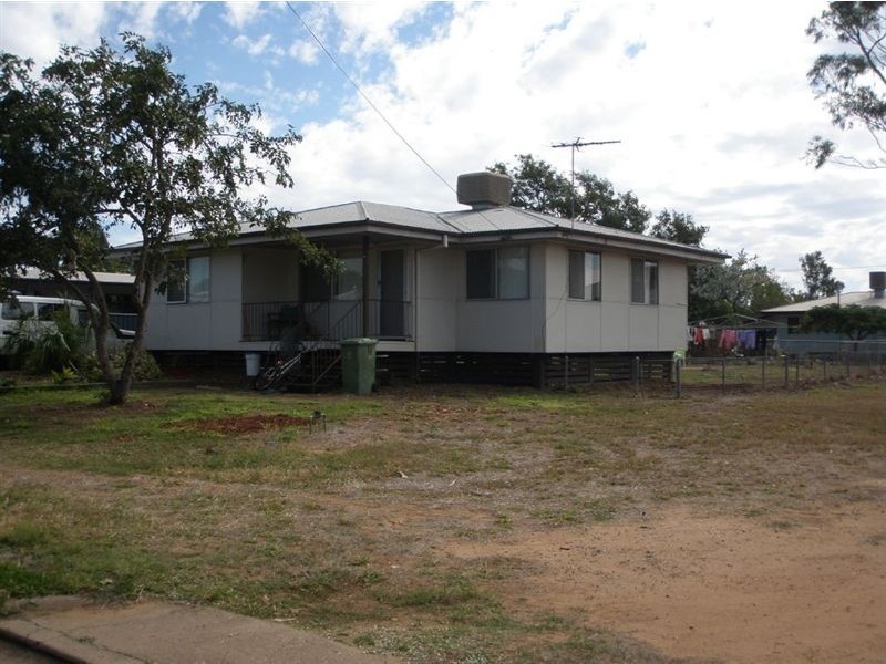 8 Railway Street, Blackwater QLD 4717