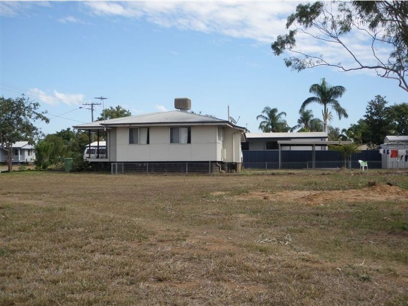 8 Railway Street, Blackwater QLD 4717