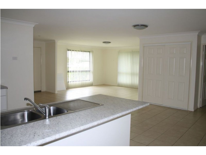 19 Seonaid Place, Gracemere QLD 4702