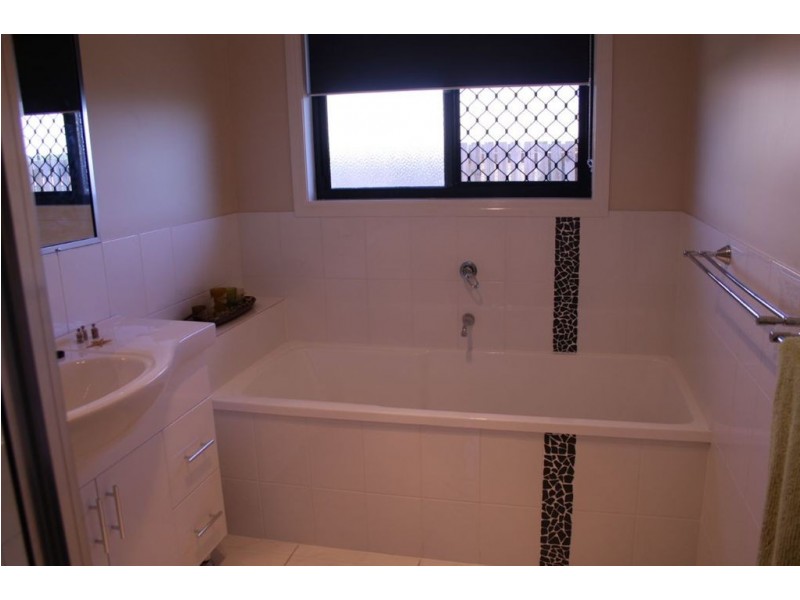 18 Boatwright Ave, Gracemere QLD 4702