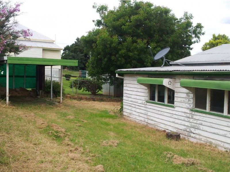 8 Neil Street, Mount Morgan QLD 4714
