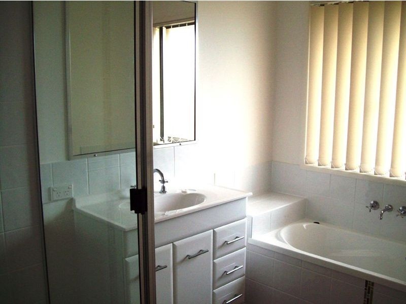 4 Chatterton Bvd, Gracemere QLD 4702