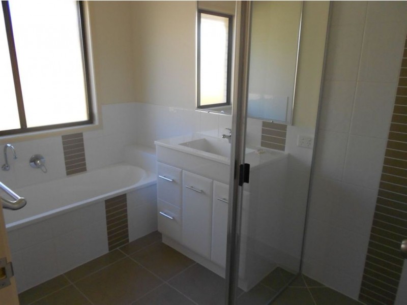 4 Dunnett street, Gracemere QLD 4702