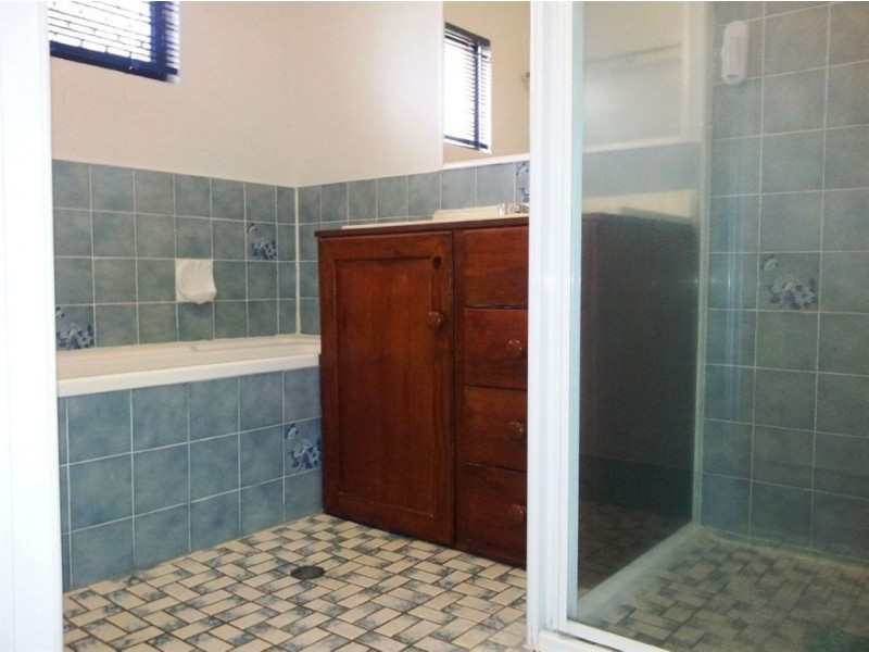 1 Charles Crescent, Gracemere QLD 4702