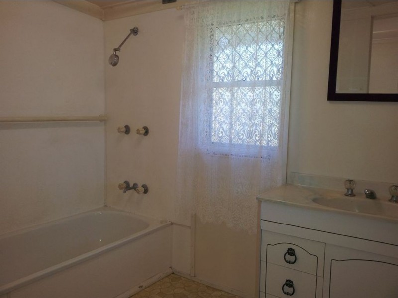 122 East Street, Mount Morgan QLD 4714