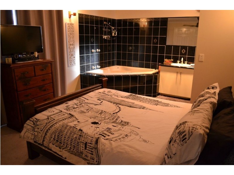 60 McLAUGHLIN STREET, Gracemere QLD 4702