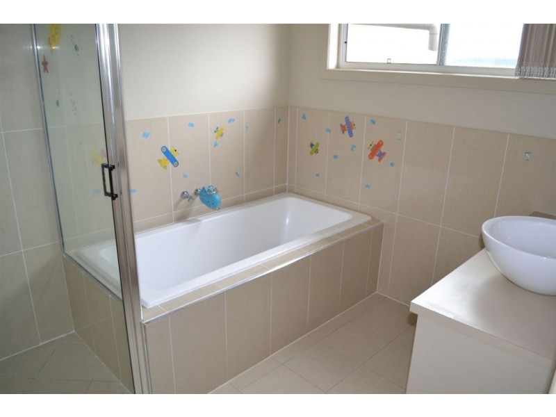 61 JOHN OXLEY DRIVE, Gracemere QLD 4702
