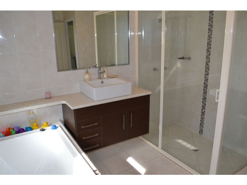 16 FREEMAN COURT, Gracemere QLD 4702