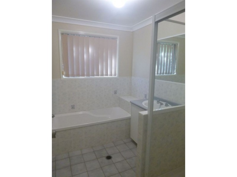 8 Lamb Avenue, Gracemere QLD 4702