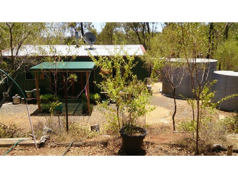 1 Corrys Lane, Mount Morgan QLD 4714