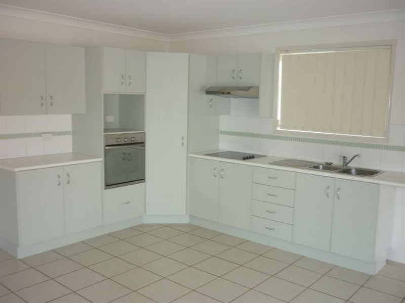 2/4 Poinciana Place, Gracemere QLD 4702