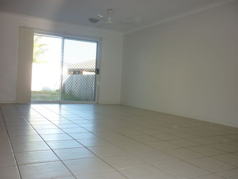2/4 Poinciana Place, Gracemere QLD 4702