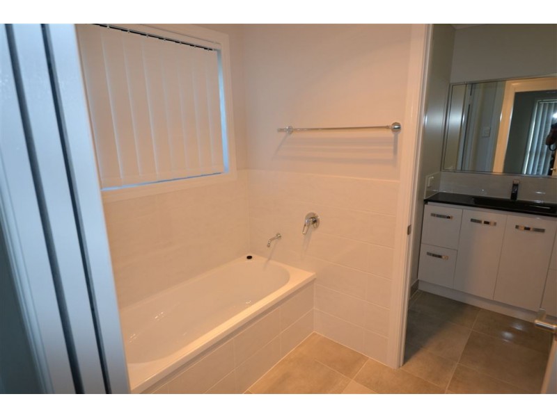 24 Burke and Wills Drive, Gracemere QLD 4702