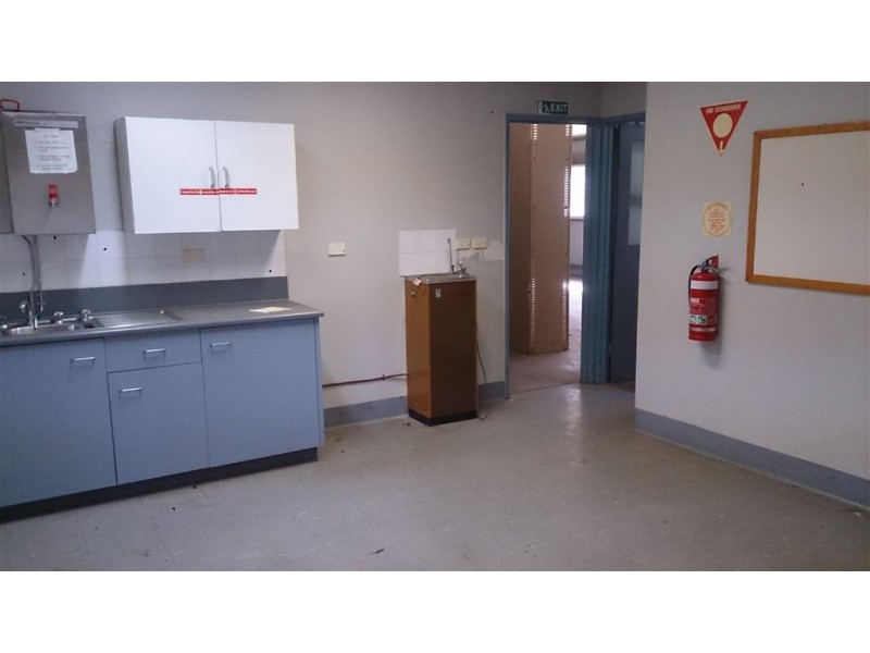 4 Showgrounds Rd, Mount Morgan QLD 4714