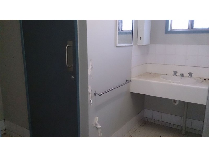 4 Showgrounds Rd, Mount Morgan QLD 4714